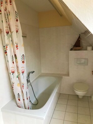 Bad mit Badewanne