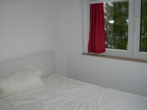Schlafraum mit Doppelbett (1,4 m breit und 2,0 m lang)