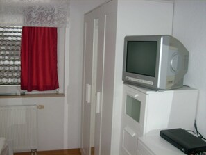 Schlafzimmer mit Schrank, Kommode und TV