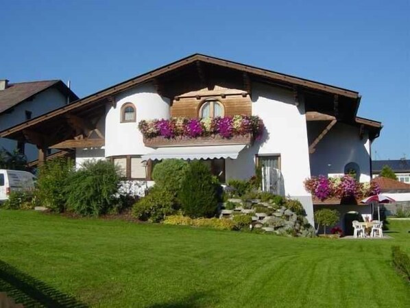 Haus Pangratz im Sommer - Eingang Ferienwohnung rechts unten