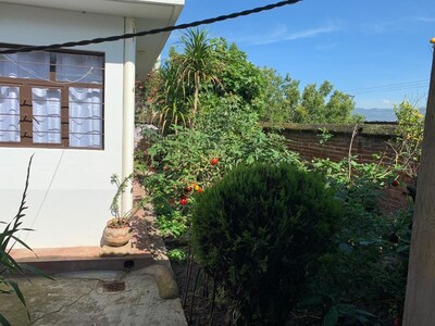 Amplia casa colonial con jardín en zona centro