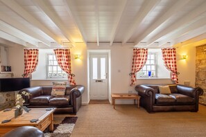 Balwest Cottage, Praa Sands. Ground floor: Lots of space for everyone to sit comfortably