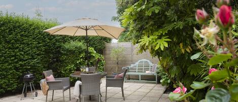 Cob Cottage, St Agnes. Patio garden: Enjoy alfresco dining in the garden