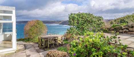 Ground floor: Outside: Large, sunny garden with garden furniture