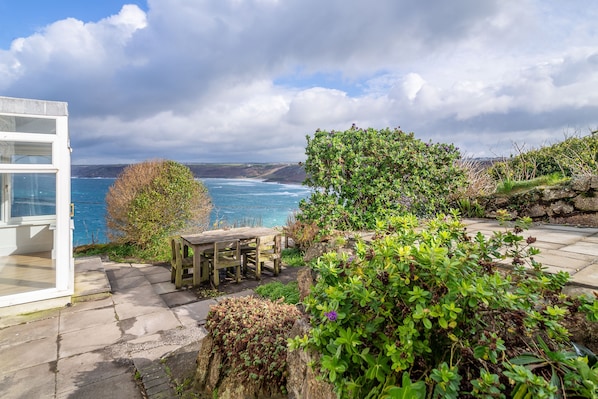 Ground floor: Outside: Large, sunny garden with garden furniture