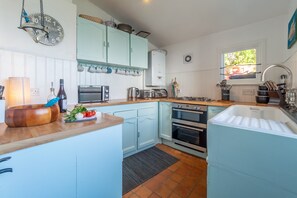 Ground floor: Fully equipped kitchen with dishwasher, washing machine and tumble dryer