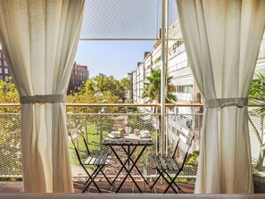 Gebäude, Pflanze, Fenster, Tabelle, Stuhl, Schatten, Holz, Interior Design, Rechteck, Baum