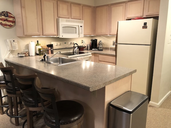 Kitchen area with 4-seat breakfast bar