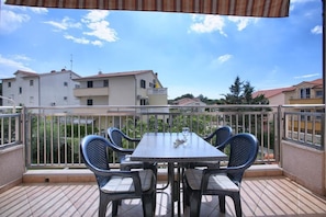 Sonniger, möblierter Balkon