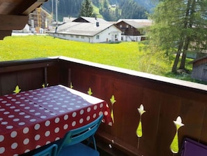 Tabelle, Pflanze, Fenster, Grün, Gebäude, Stuhl, Holz, Schatten, Gartenmöbel, Baum