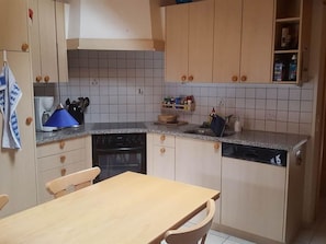 Cabinetry, Countertop, Eigentum, Möbel, Spüle, Sinken, Küchengerät, Küche, Herd, Haushaltsgerät