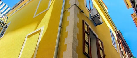 Jaune, Bleu, Architecture, Jour, Quartier, Propriété, Bâtiment, Façade, Maison, Ciel