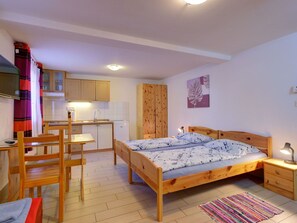 Meubles, Chambre, Design Intérieur, Lit, Pièce, Sol, Drap De Lit, Literie, Cadre De Lit, Plafond