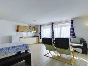 Möbel, Interior Design, Flooring, Decke, Fussboden, Zuhause, Zimmer, Stuhl, Wohnzimmer