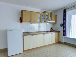 Küche, Küchengerät, Countertop, Holz, Flooring, Cabinetry, Major Appliance, Interior Design, Spüle, Fussboden