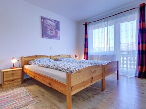 Bett, Schlafzimmer, Bedding, Bettdecke, Möbel, Interior Design, Holz, Fussboden, Flooring, Linens