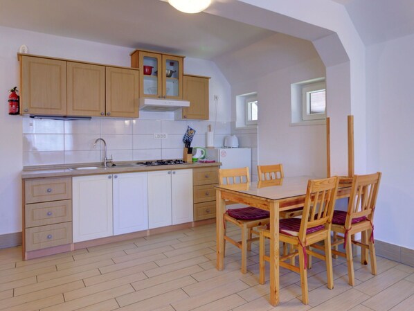Flooring, Fussboden, Holz, Interior Design, Möbel, Decke, Küche, Zimmer, Countertop, Beleuchtung