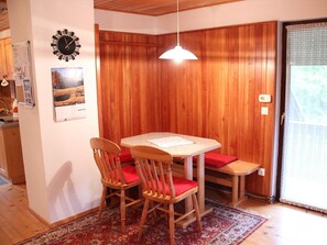 Room, Furniture, Property, Interior Design, Dining Room, Building, Table, House, Floor, Ceiling