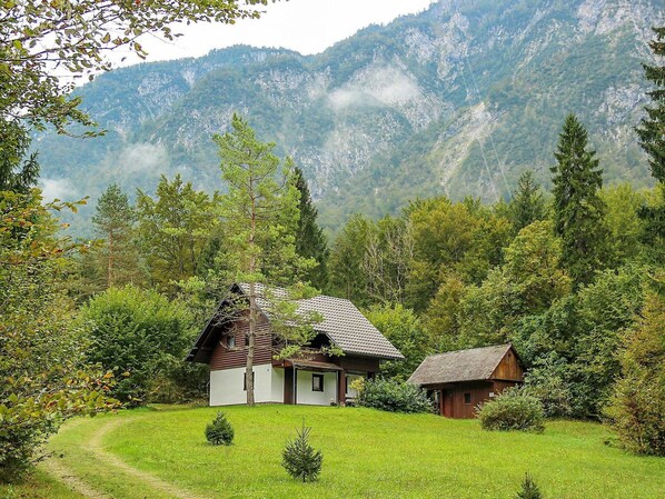 Natürliche Landschaft, Natur, Berg, Bergforms, Grün, Haus, Bergstation, Baum, Gebirge, Zuhause