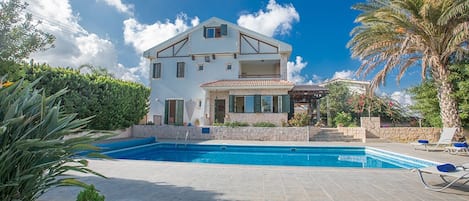 Villa Joely, Beautiful and Luxury 5BDR Protaras Villa with Private Pool
