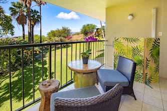 Coastal-Style condo with tropical Maui landscape