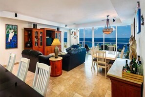 Ocean views, comfy leather sofas, cable TV and all the comforts!