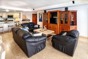 Ocean views, comfy leather sofas, cable TV and all the comforts!