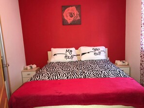 Bedroom 1, Queen size bed (160/200)