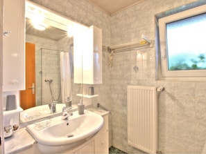 Badezimmer, Eigentum, Zimmer, Interior Design, Gebäude, Fliese, Grundeigentum, Haus, Zuhause, Möbel