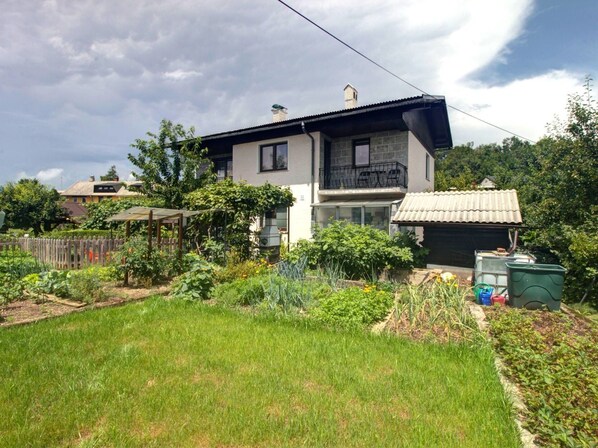 Nuage, Ciel, Plante, Propriété, Fenêtre, Bâtiment, Arbre, Maison, Lot Terre, Herbe