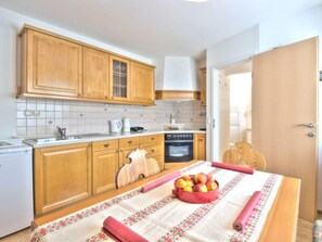 Propriété, Pièce, Meubles, Cuisine, Cabinetry, Bâtiment, Design Intérieur, Maison, Comptoir, Jaune