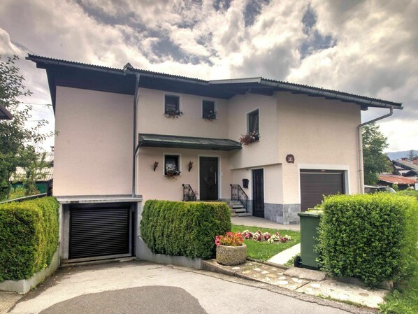 Plante, Arbuste, Propriété, Zone Résidentielle, Maison, Immobilier, Domicile, Bâtiment, Lot Terre, Toit