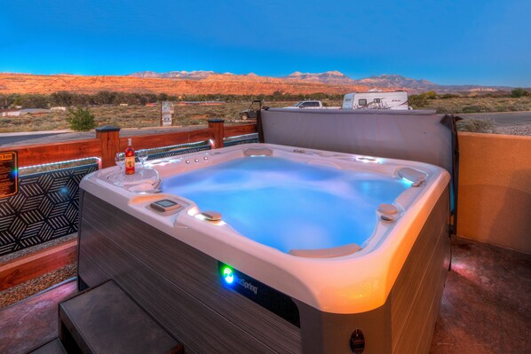 Hot Springs Grandee Hot Tub! Sculpted seating for seven!