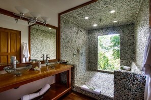 CTL   King Jungle Suite Bathroom 