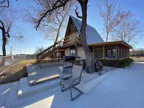 River side of Cabin, patio, porch, picnic table & BBQ pit