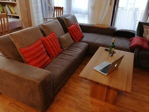 Couch im Bild mit Massivem Tisch aus Holz.