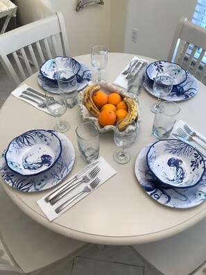 Beautiful dishes for 8 with all you will need to cook your meals
