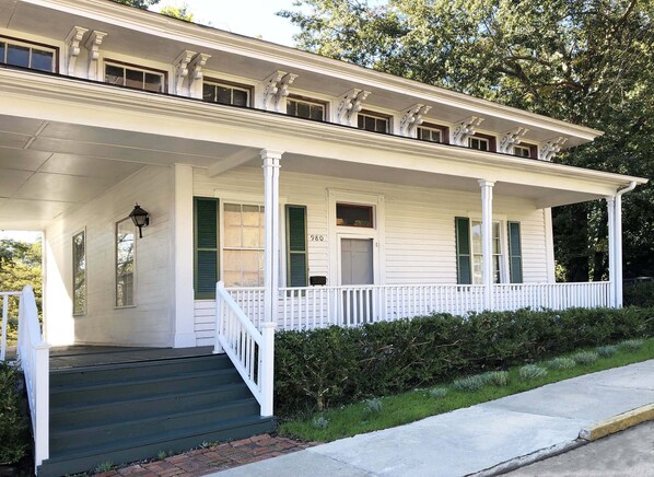 Private antique house with 2 bedrooms, 1 bathroom and kitchen.