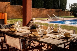 Masia Balís - swimming pool dining area