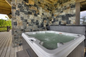 Outdoor spa tub