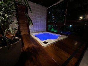Indoor spa tub