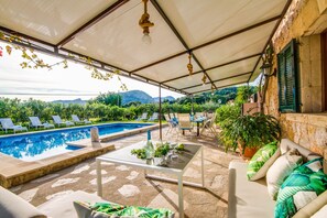 Large house in Mallorca with terrace and swimming pool.