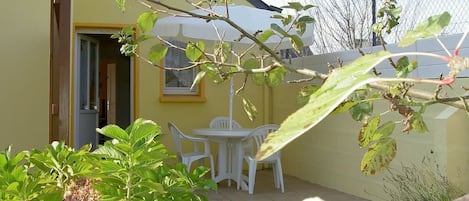 la terrasse avec le salon de jardin