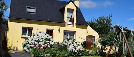 la balençoire et les hortensias e fleurs