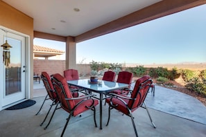 Private Patio w/ Outdoor Dining Area