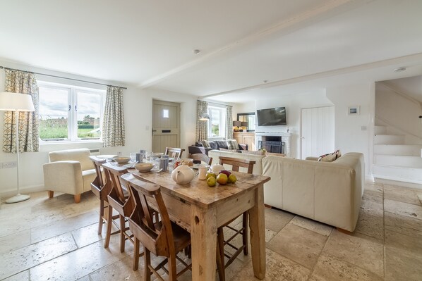 Jasmine Cottage, South Creake: Dining area and sitting room