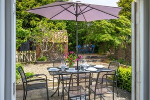 Jasmine Cottage, South Creake: Outside dining area