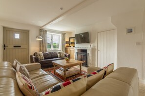 Jasmine Cottage, South Creake: Comfortable sitting room has open fire