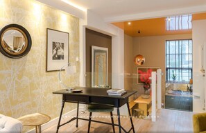 Neon Melody – Playful 2 Bedrooms by London Bridge (1310)