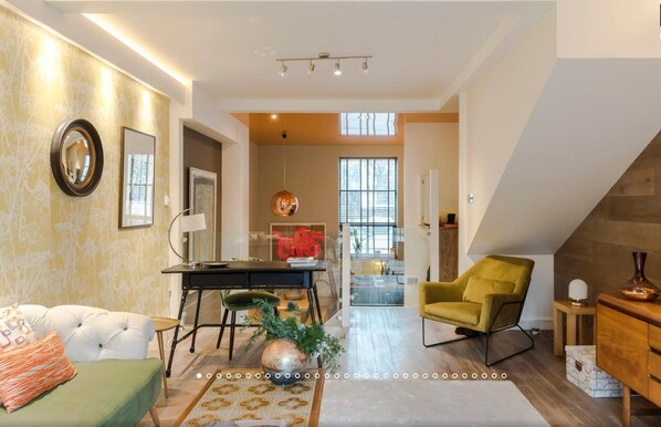 Neon Melody – Playful 2 Bedrooms by London Bridge (1309)